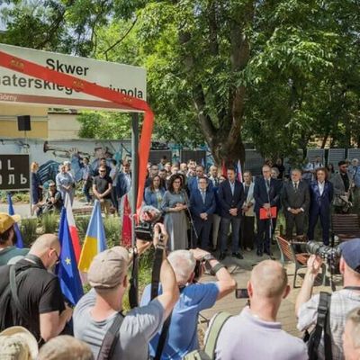 У консульства России в Гданьске открыли сквер имени Героического Мариуполя
